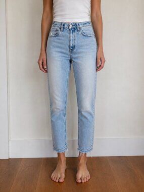 Abercrombie & Fitch High Rise Mom Jeans Light Wash Distressed Raw Hem 26R